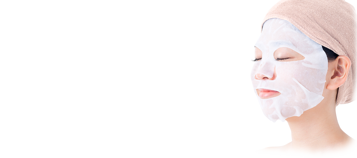 フェイスマスク姿の女性